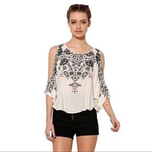 Ecote Mila Cold Shoulder Top 
Urban Outfitters